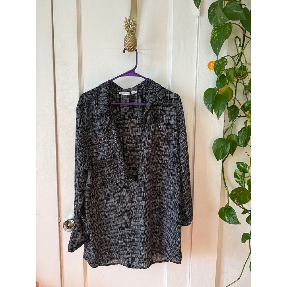 Liz Claiborne women’s size X-large black and white abstract blouse